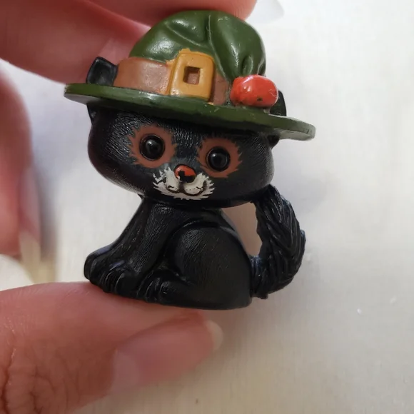 Hallmark Card Inc. Vintage Halloween Black Witch Kitten Cat Figural Pin - Picture 3 of 6